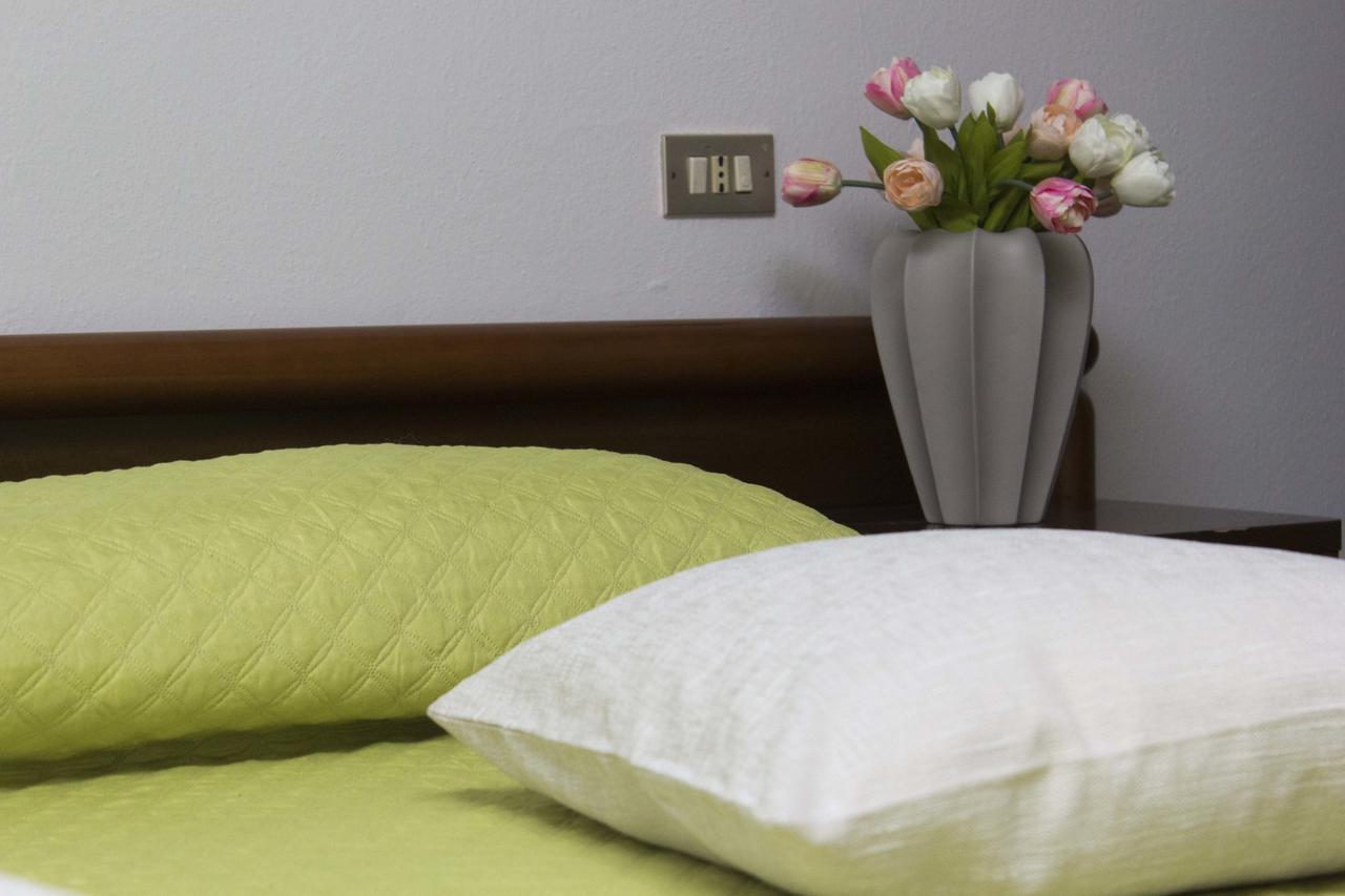 Casa Madali' - Nel Borgo Apartment Marone Bagian luar foto