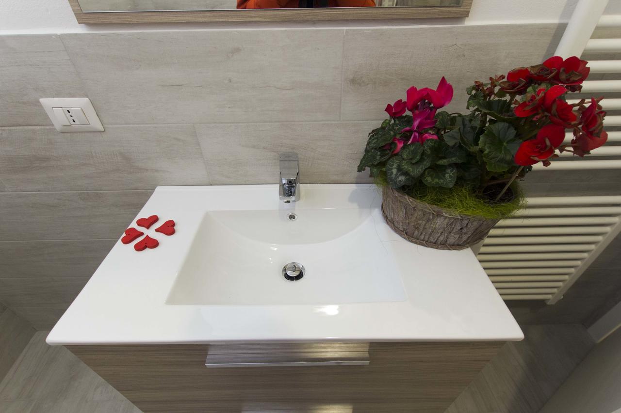 Casa Madali' - Nel Borgo Apartment Marone Bagian luar foto